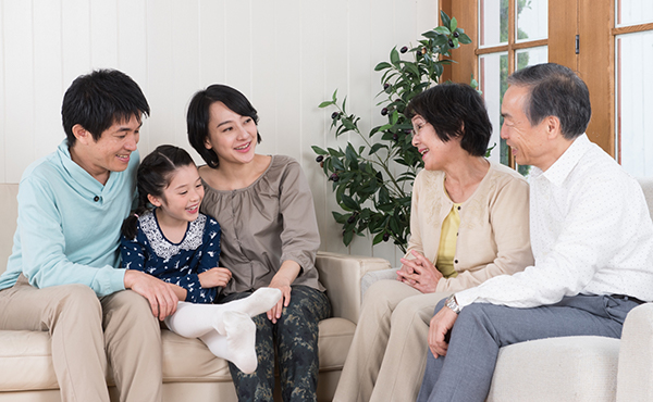 ソファーに座る家族
